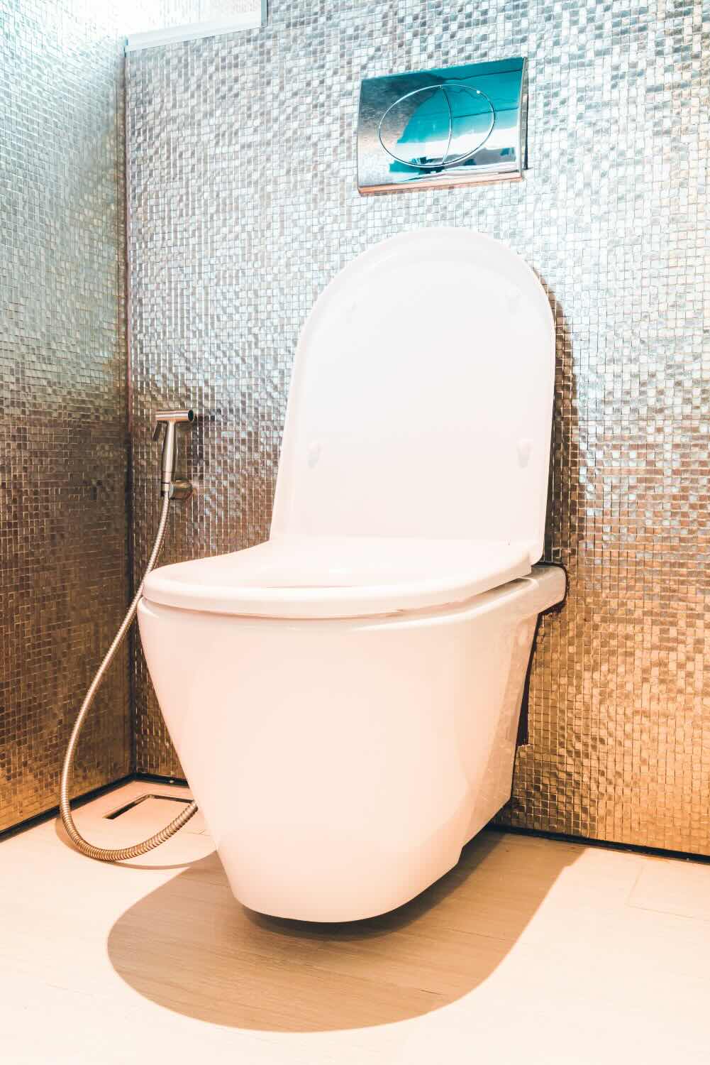 Modern bir banyoya monte edilmiş şık Vitra asma klozet